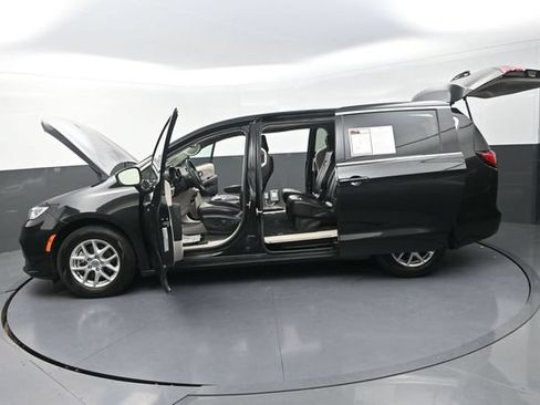 Used 2023 Chrysler Pacifica Touring-L FWD image 31