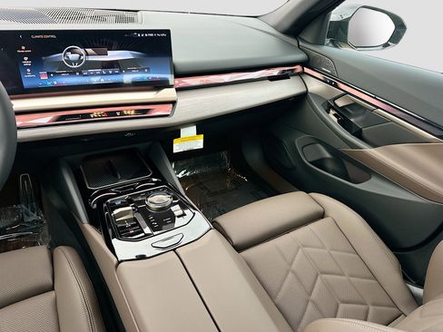 New 2026 BMW i5 eDrive40 w/ M Sport Package image 18