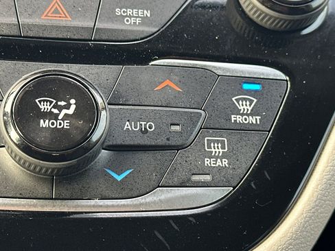 Used 2022 Chrysler Pacifica Touring-L image 32