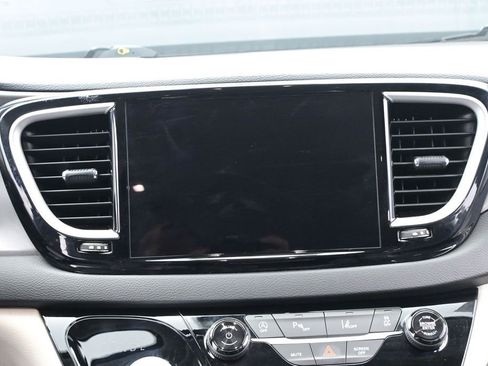 Used 2023 Chrysler Pacifica Touring-L FWD image 25