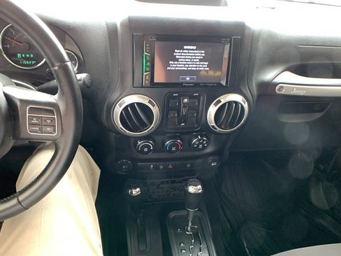 Used 2015 Jeep Wrangler Unlimited Sahara image 15