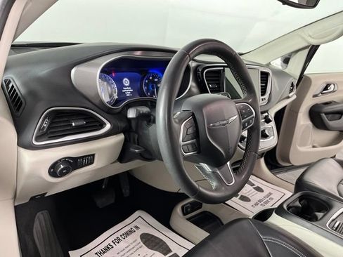 Used 2023 Chrysler Pacifica Touring-L FWD image 20