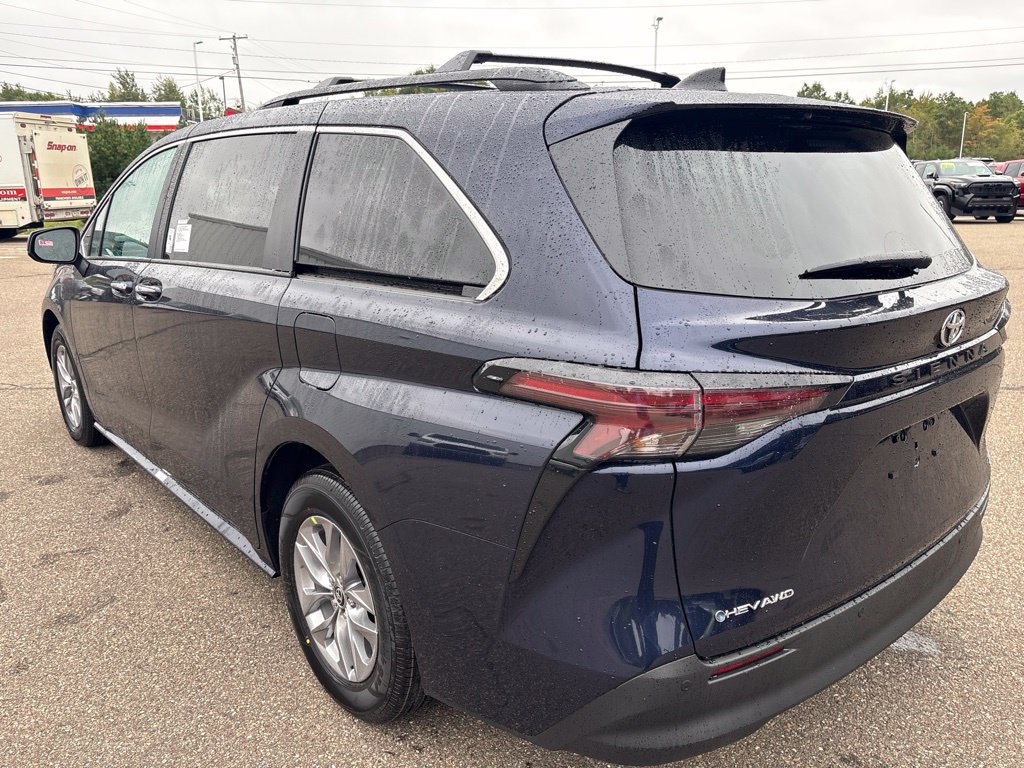 Used 2026 Toyota Sienna XLE AWD/4WD image 4