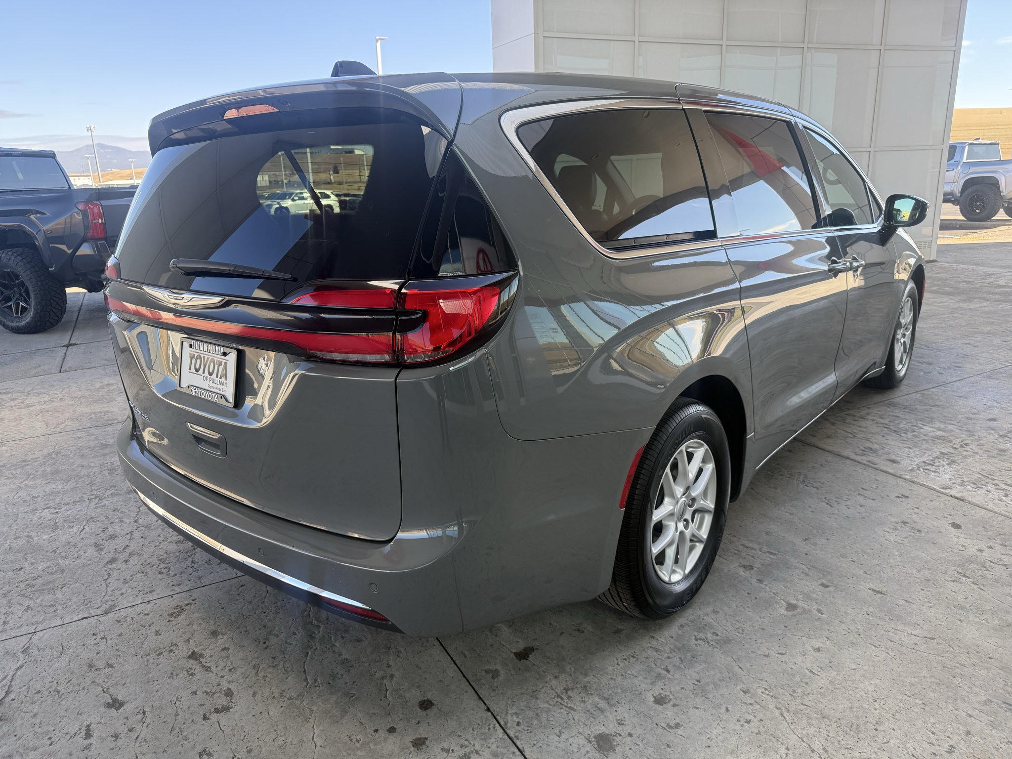 Used 2025 Chrysler Pacifica Select FWD image 11