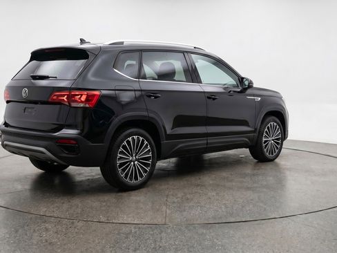 Used 2025 Volkswagen Taos SE FWD image 9