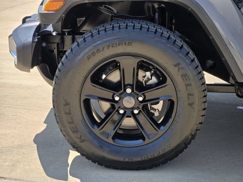 Used 2018 Jeep Wrangler Unlimited Sahara AWD/4WD image 9