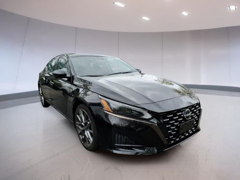 Used 2023 Nissan Altima 2.0 SR FWD image 1