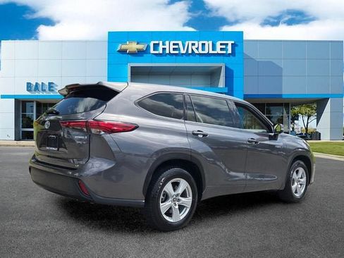 Used 2021 Toyota Highlander LE FWD image 3