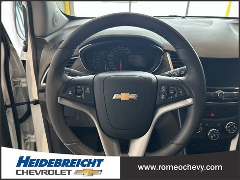 Used 2022 Chevrolet Trax LT w/ LT Convenience Package image 17