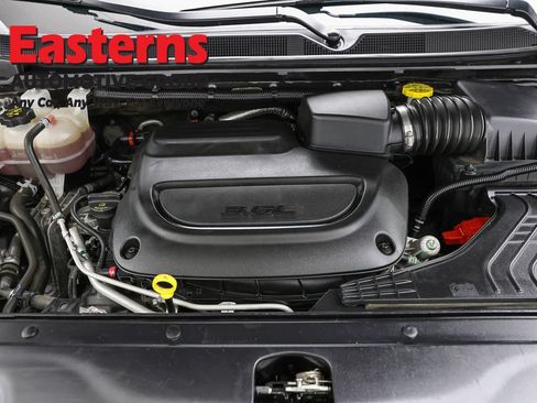 Used 2023 Chrysler Pacifica Touring-L FWD image 7