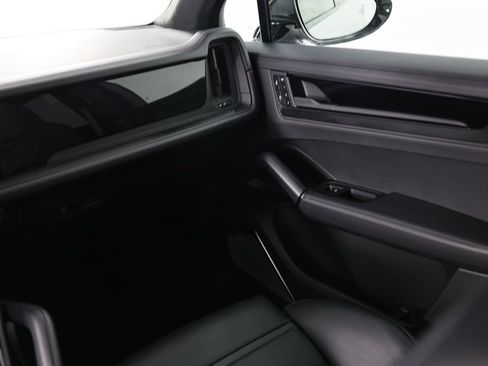 Certified 2025 Porsche Cayenne GTS AWD/4WD image 31