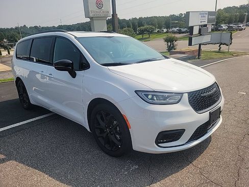 Used 2025 Chrysler Pacifica Limited FWD image 2