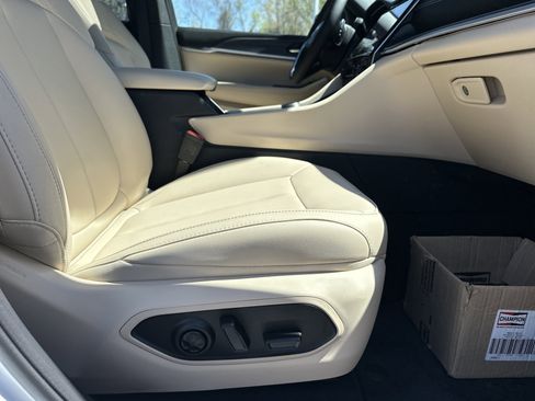 Used 2025 Jeep Grand Cherokee Limited image 16