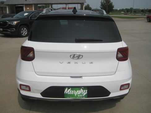 Used 2022 Hyundai Venue Limited image 6