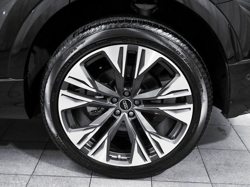 Used 2025 Audi Q8 Premium w/ Black Optic Package image 8