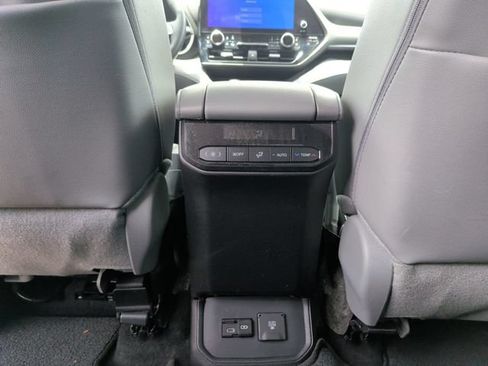 Used 2024 Toyota Highlander Limited FWD image 34