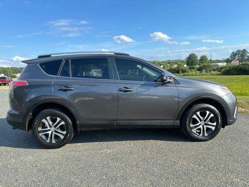 Used 2017 Toyota RAV4 LE FWD image 3