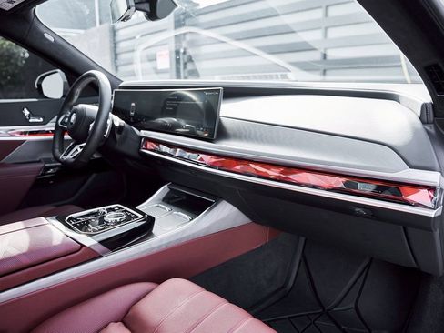 Used 2025 BMW 760i xDrive w/ Premium Package image 41