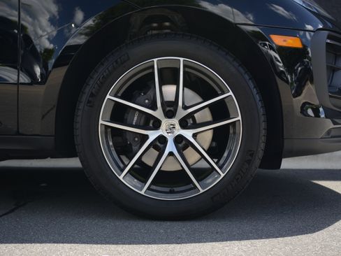 Certified 2026 Porsche Macan AWD/4WD image 11