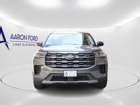 Used 2025 Ford Explorer Active AWD/4WD image 2