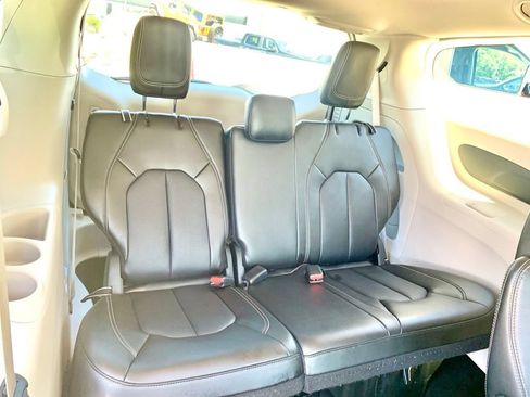 Used 2024 Chrysler Pacifica Touring-L FWD image 24