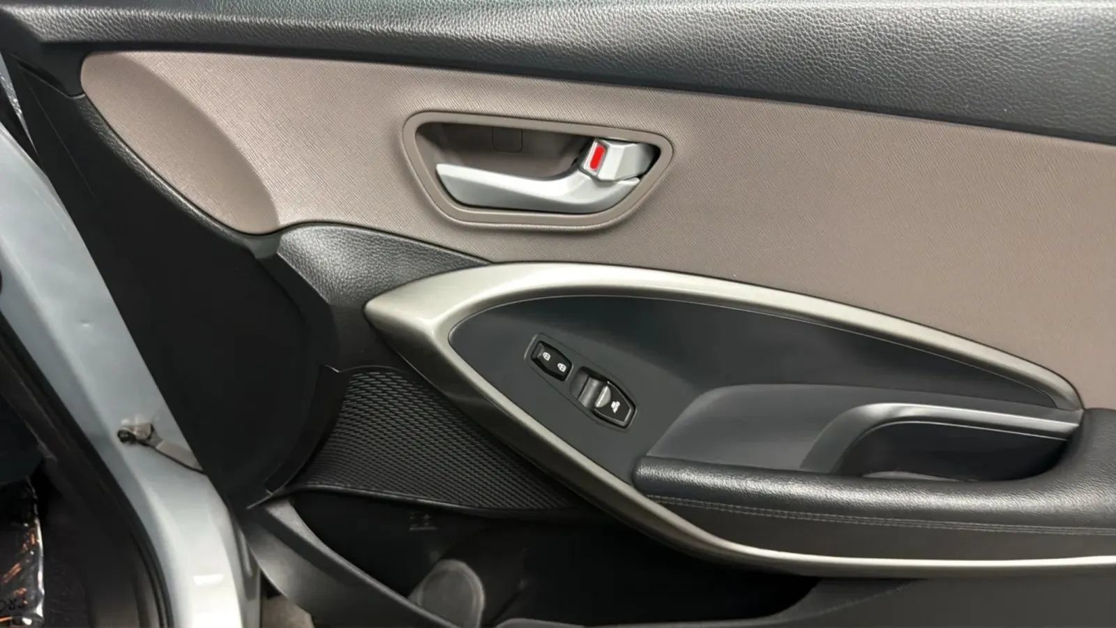 Used 2017 Hyundai Santa Fe SE FWD image 17