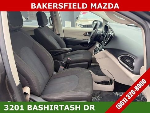 Used 2022 Chrysler Voyager LX image 19