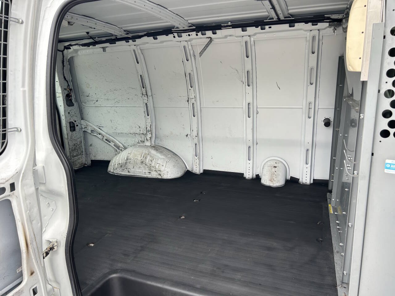 Used 2013 Chevrolet Express 2500 RWD image 11