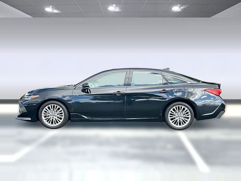 Used 2020 Toyota Avalon Limited image 2