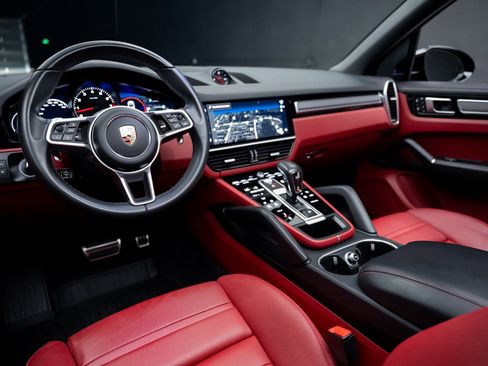 Used 2023 Porsche Cayenne S image 2