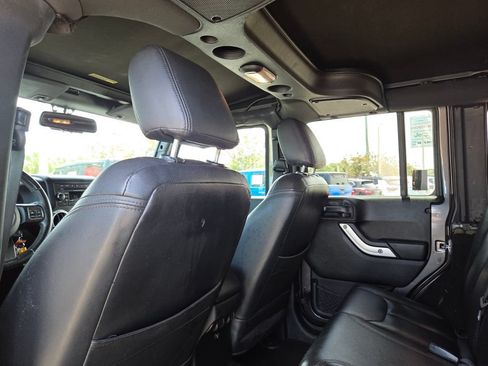 Used 2017 Jeep Wrangler Unlimited Sahara w/ Connectivity Group AWD/4WD image 25
