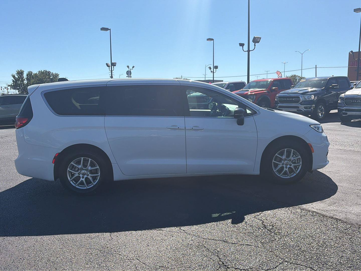 Used 2024 Chrysler Pacifica Touring-L FWD image 6