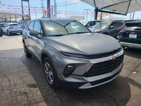 Used 2025 Chevrolet Blazer LT FWD image 2