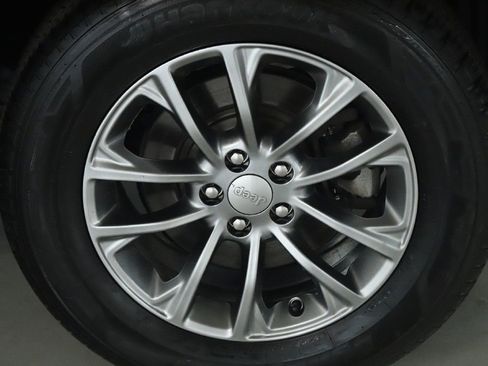 Used 2019 Jeep Cherokee Latitude Plus w/ Cold Weather Group AWD/4WD image 39
