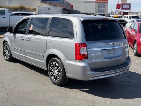 Used 2014 Chrysler Town & Country S FWD image 5