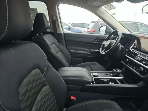 Used 2024 Nissan Pathfinder SV image 10