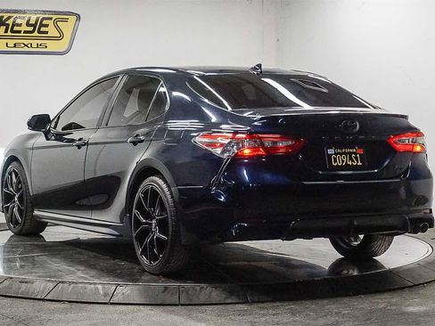 Used 2019 Toyota Camry SE image 2