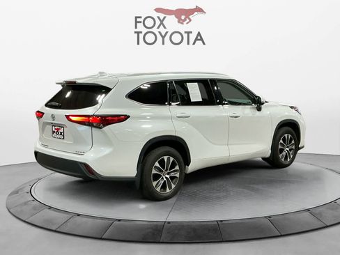 Used 2022 Toyota Highlander XLE AWD/4WD image 5
