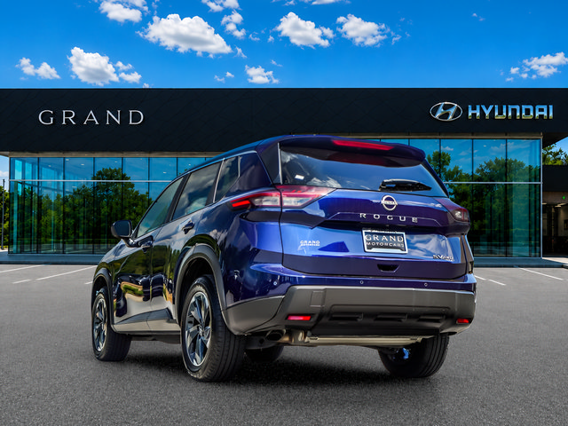 Used 2025 Nissan Rogue SV AWD/4WD image 4