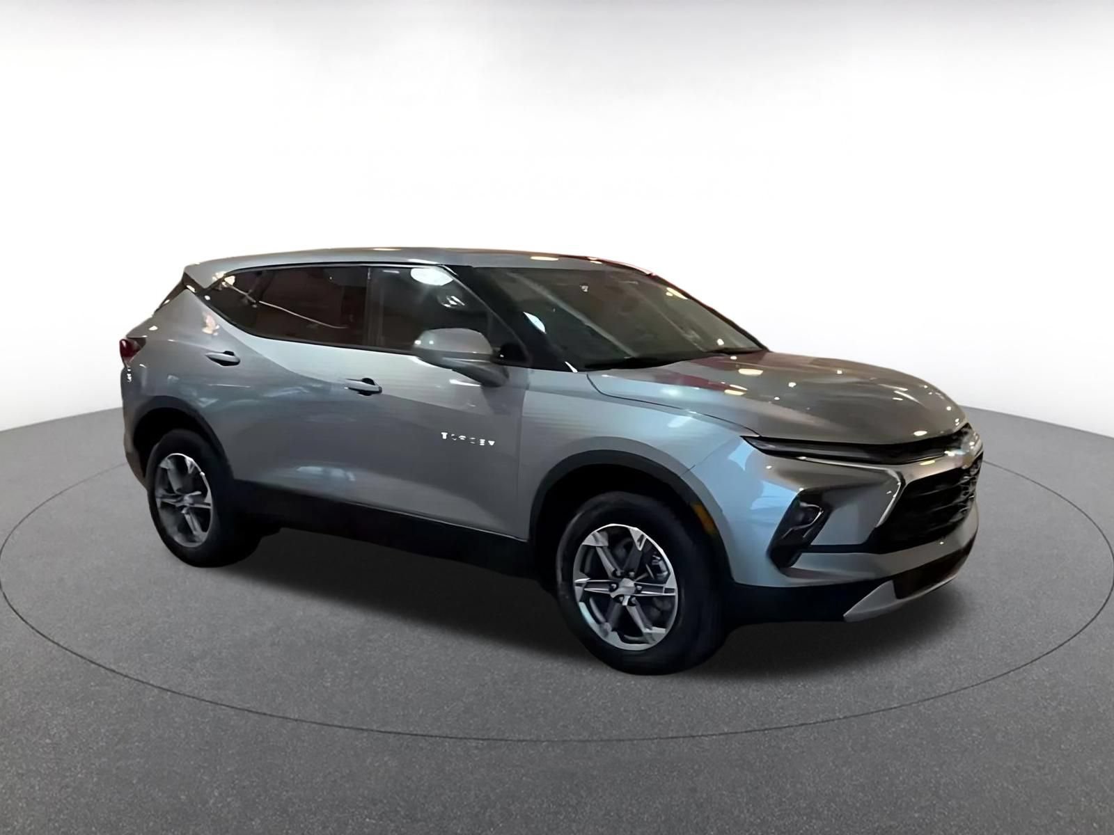 Used 2026 Chevrolet Blazer LT FWD image 2