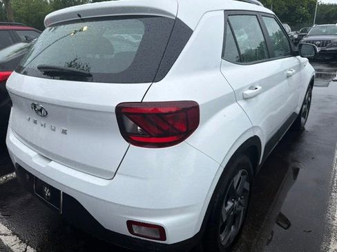 Used 2025 Hyundai Venue SEL FWD image 1