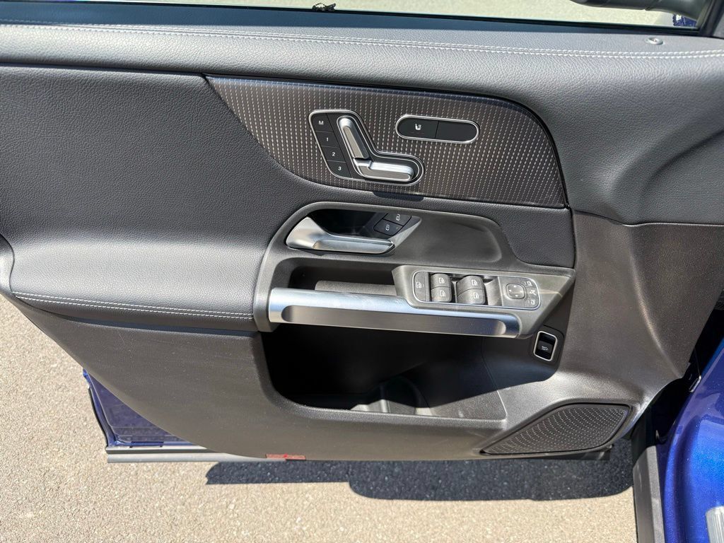 Used 2020 Mercedes-Benz GLB 250 4MATIC image 27