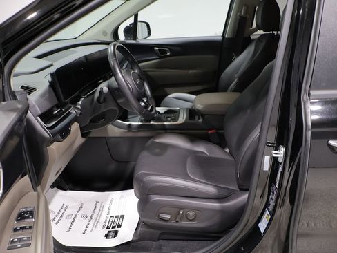 Used 2025 Kia Carnival FWD image 9