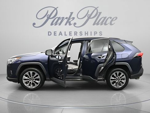 Used 2019 Toyota RAV4 Limited w/ Cold Weather Package FWD image 4