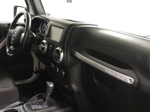 Used 2017 Jeep Wrangler Unlimited Sahara w/ Dual Top Group image 29