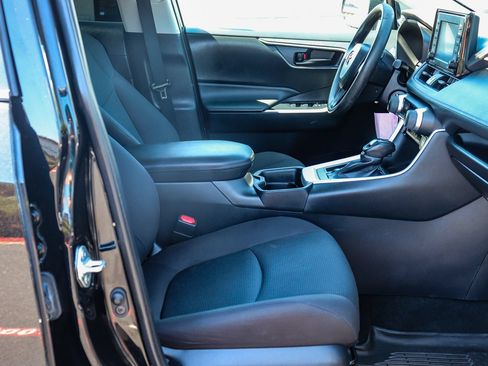 Used 2021 Toyota RAV4 LE FWD image 16