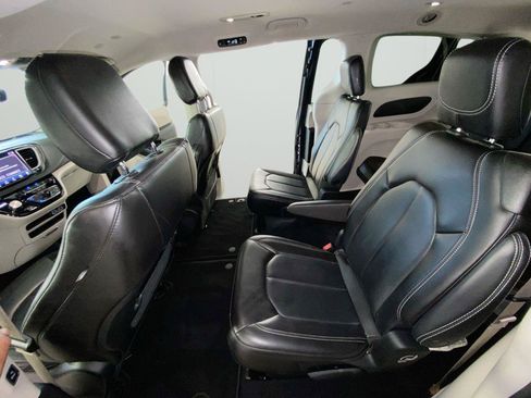 Used 2023 Chrysler Pacifica Touring-L FWD image 13