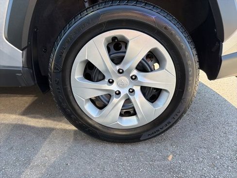 Used 2021 Toyota RAV4 LE image 31