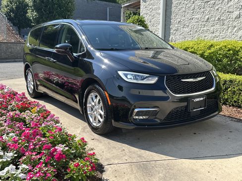 Used 2024 Chrysler Pacifica Touring-L FWD image 2
