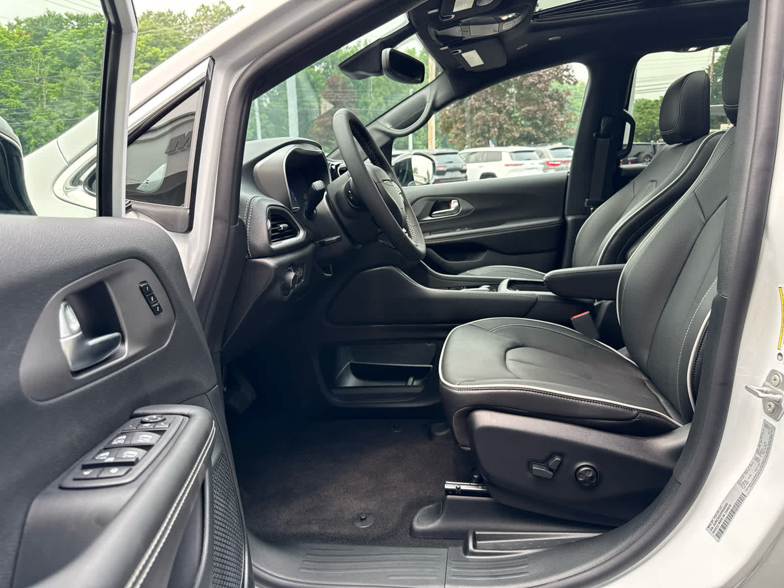 New 2027 Chrysler Pacifica Limited AWD/4WD image 11